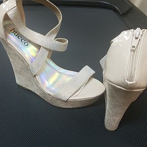 Sexy nude/tan wedges